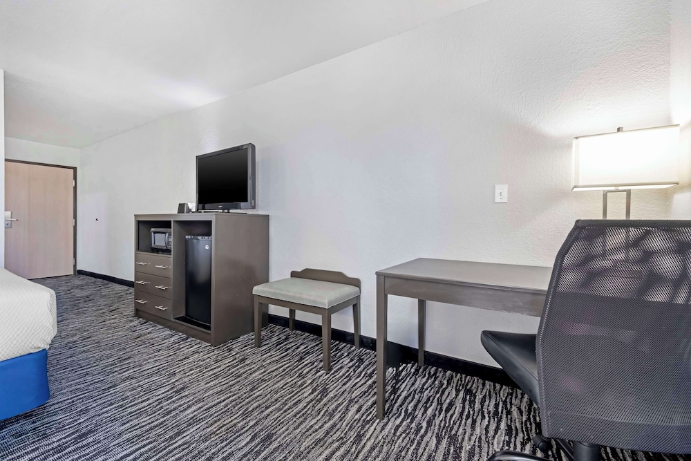 Standard Room, 1 Queen Bed, Accessible, Bathtub - Photo 2