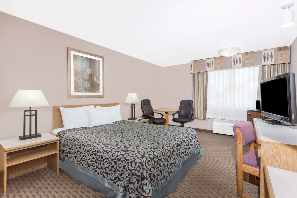 Standard Room, 1 Queen Bed, Non Smoking - Photo 1