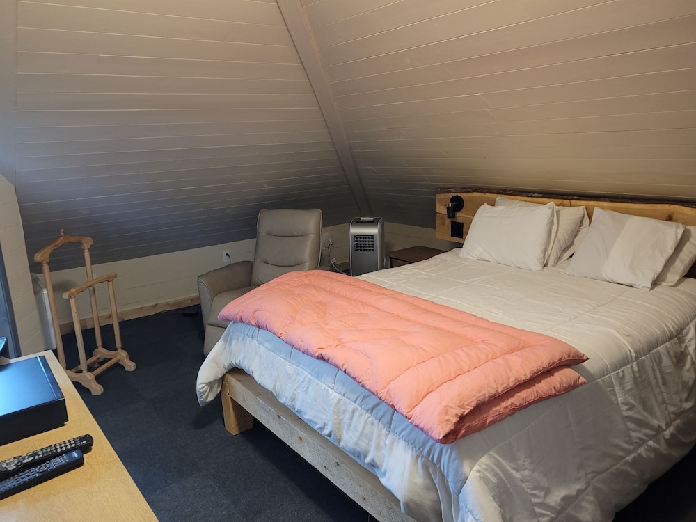 Superior Studio Suite, 1 Queen Bed, Ocean View photo 1