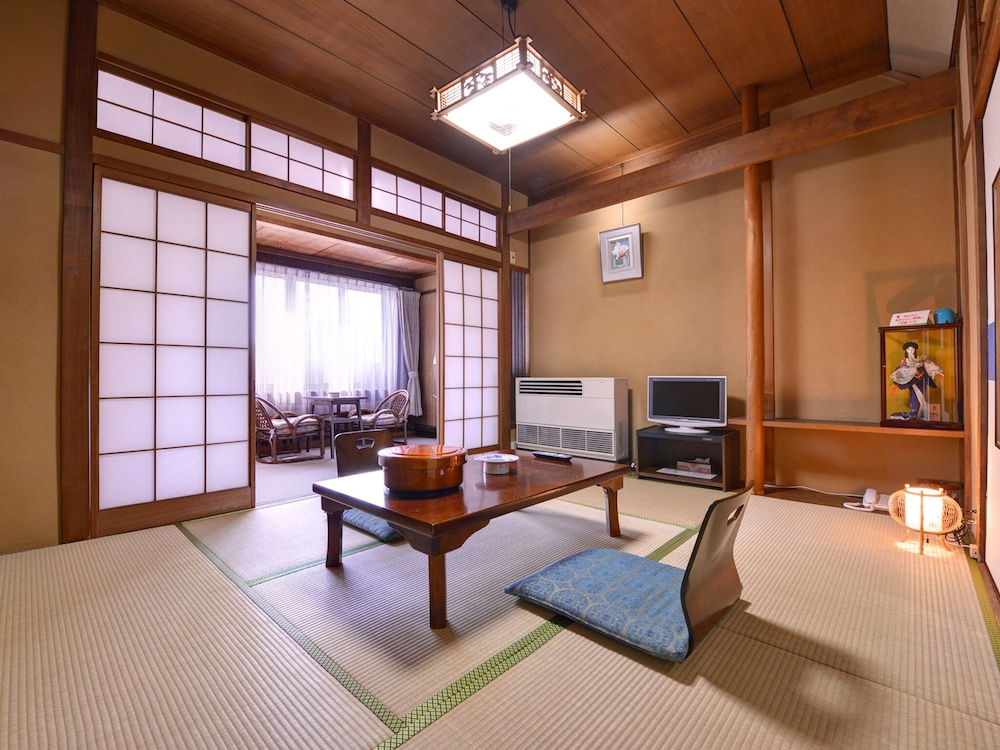 Traditional Japanese Townhouse Style Room for 6 Guests - Photo 2