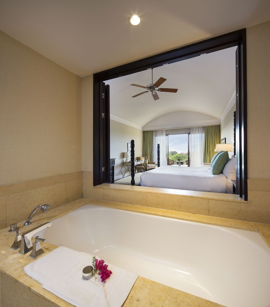 Suite, 1 King Bed, Balcony - Photo 8
