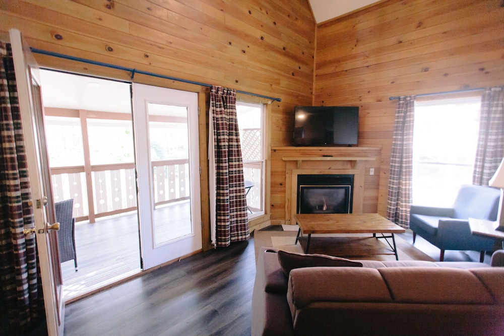 Premier Cabin, 1 Queen Bed, Balcony, River View photo 2