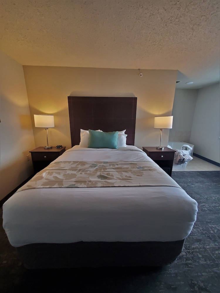 Room, Queen Bed, Jetted Tub, Non Smoking - Photo 1