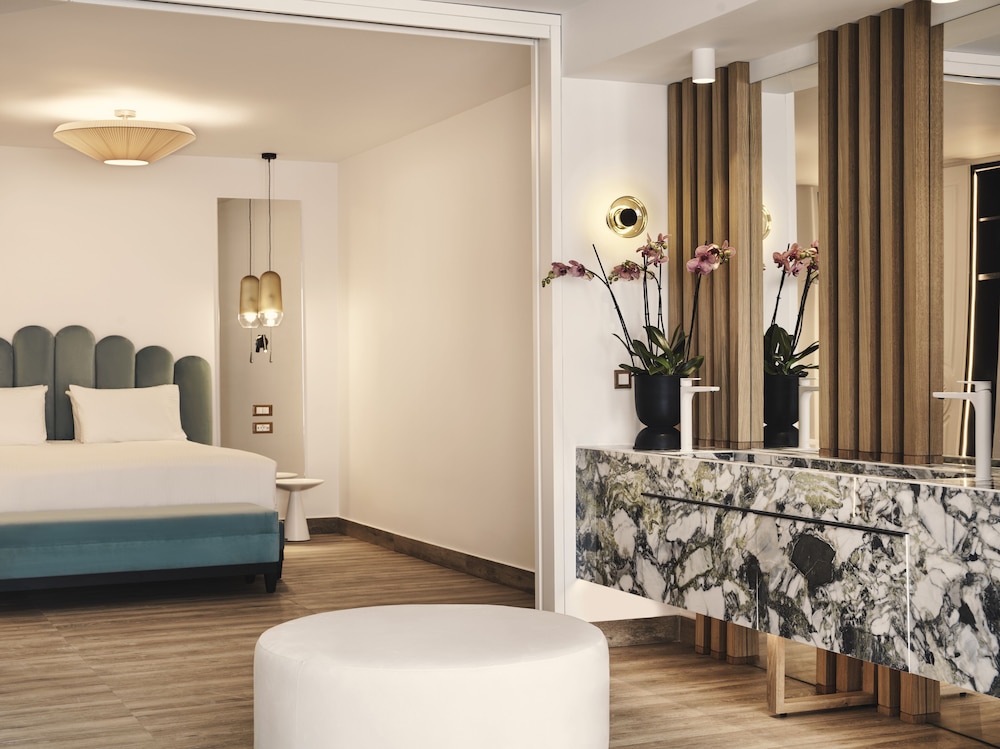 King Suite with Sea View and Heated Plunge Pool - Photo 19