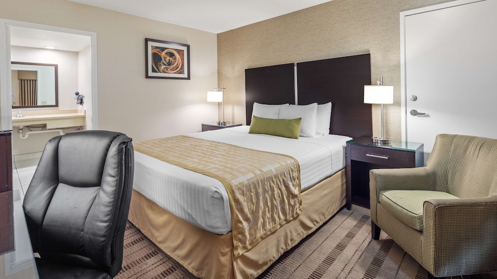 Standard Room, 1 King Bed, Accessible, Refrigerator - Photo 2