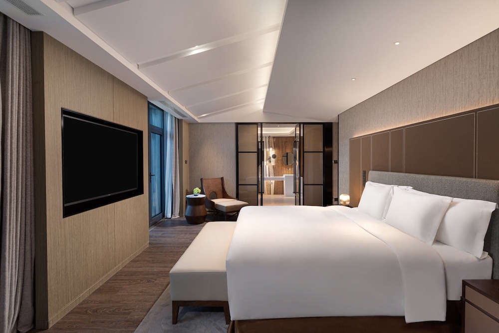 Premium Room, 1 King Bed, Lake View