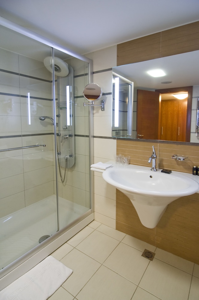 Classic Twin Room, 2 Twin Beds - Photo 8