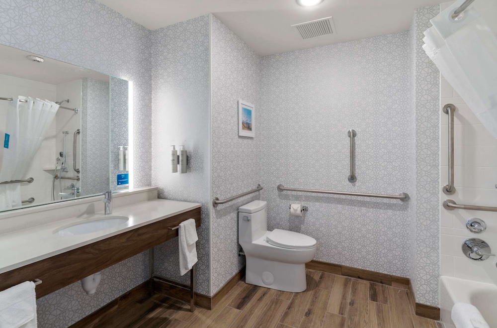 Room, 2 Queen Beds, Refrigerator & Microwave - Photo 6
