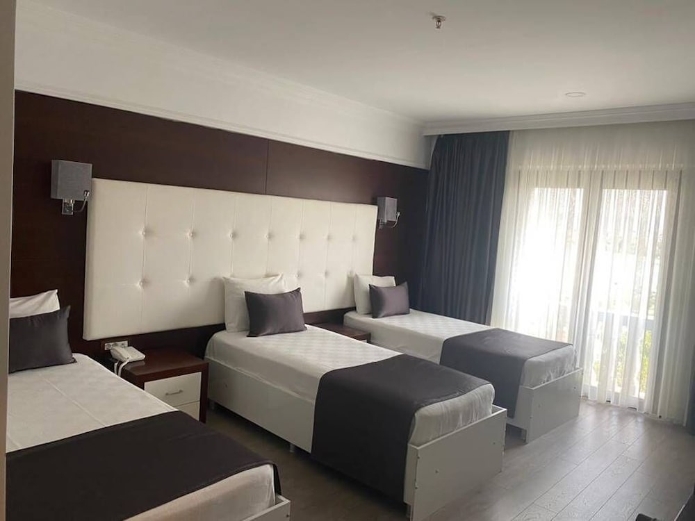 Superior Triple Room photo 2