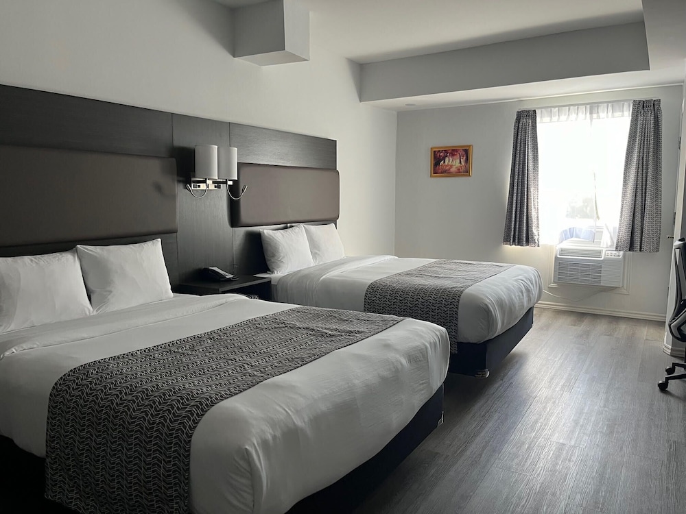 Room, 2 Queen Beds, Non Smoking (Shower Only, No Pets) photo 3