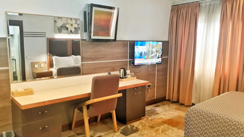 Comfort Room, 1 Queen Bed, City View photo 2