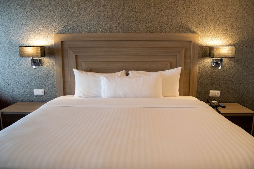 Room, 1 King Bed, Accessible (Roll-In Shower)