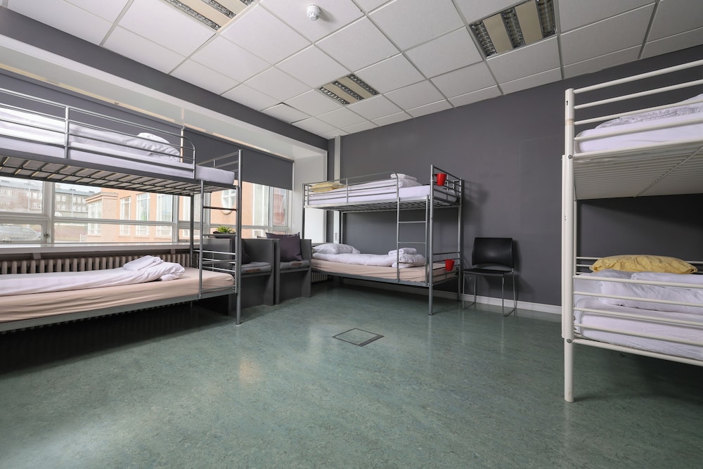 Bunk bed in a 6 people female dormitory, Free Parking photo 2