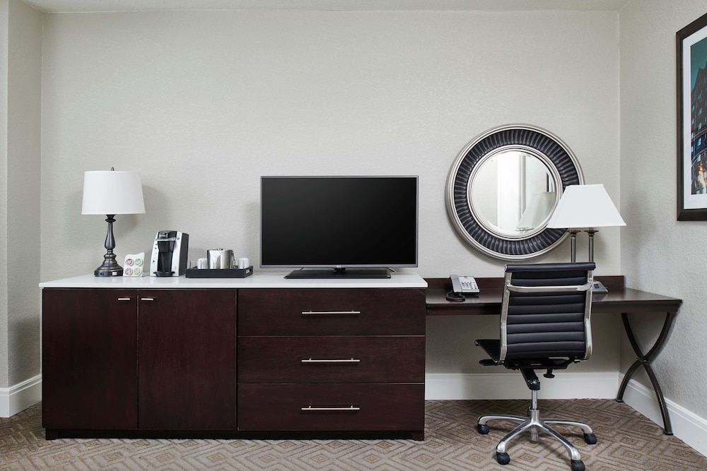 Deluxe Room, 1 King Bed (Wetbar) - Photo 2