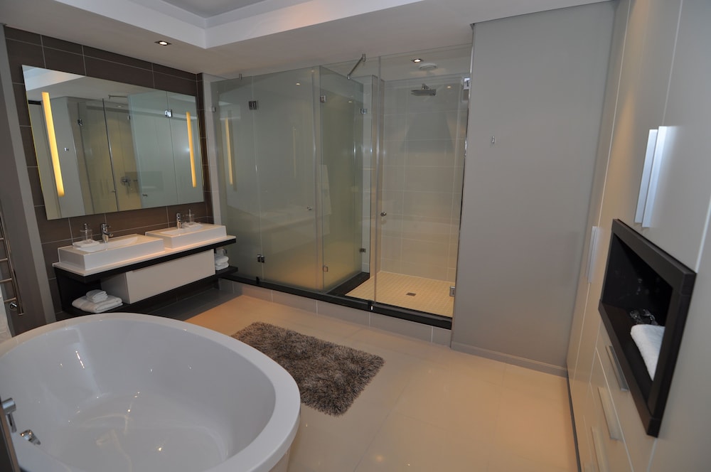 Luxury Two-Bedroom Apartment - Photo 5