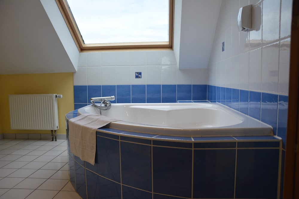 Chambre Triple, baignoire, vue lac