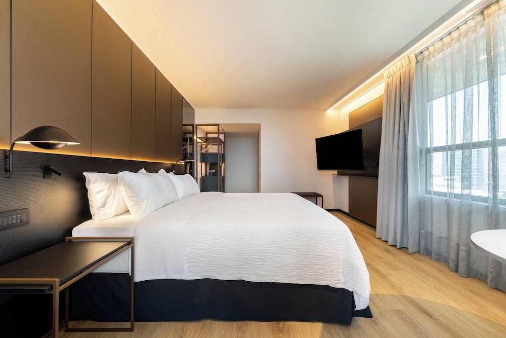 Standard Room, 1 King Bed, Mountain View (Shower Combination) - Photo 8