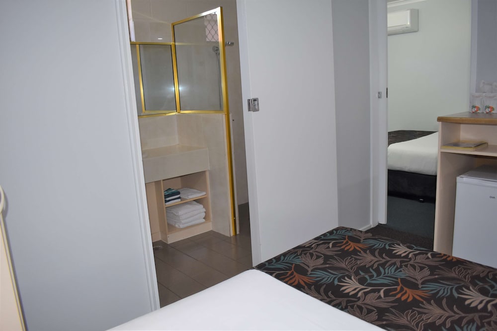 Family Room, 2 Queen Beds, Non Smoking photo 2
