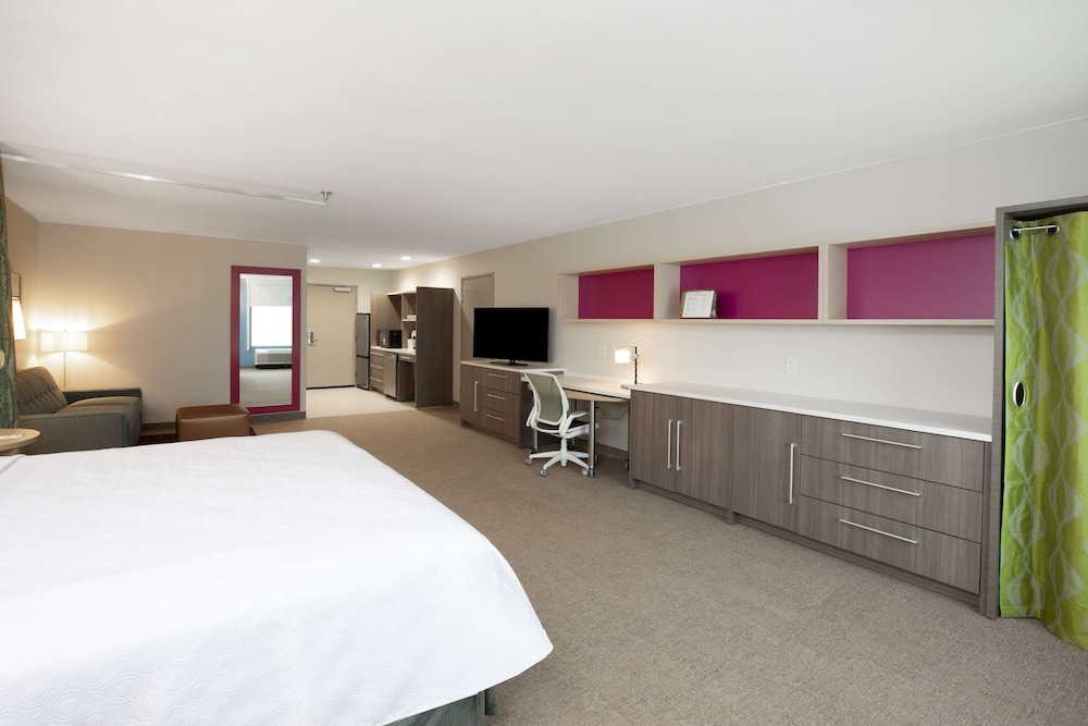 Studio Suite, 1 King Bed, Non Smoking - Photo 2
