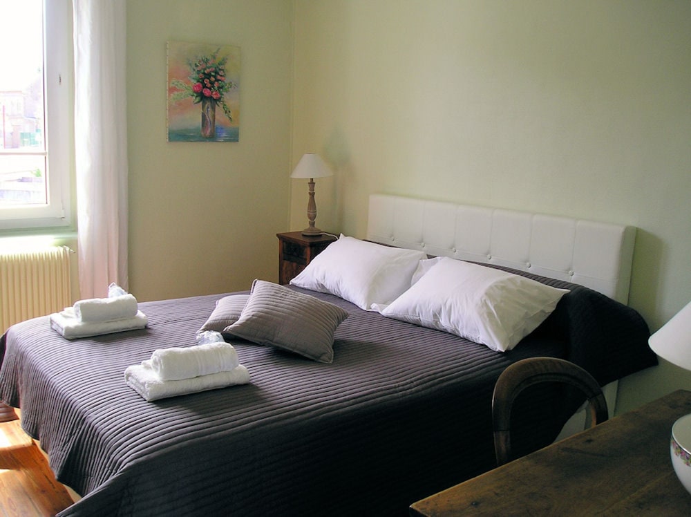 Double Room (La Belle Ile) - Shared Bathroom photo 3