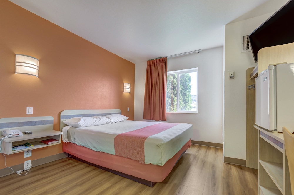 Deluxe Room, 1 Queen Bed, Accessible, Non Smoking photo 2