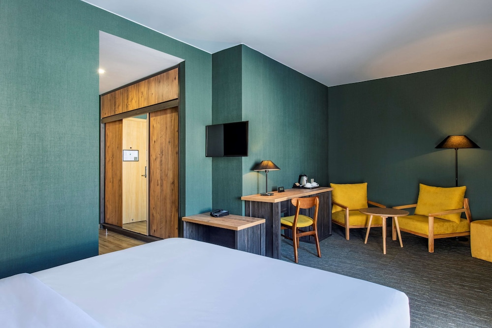 Superior Room, 1 King Bed, Balcony, Mountain View - Photo 6