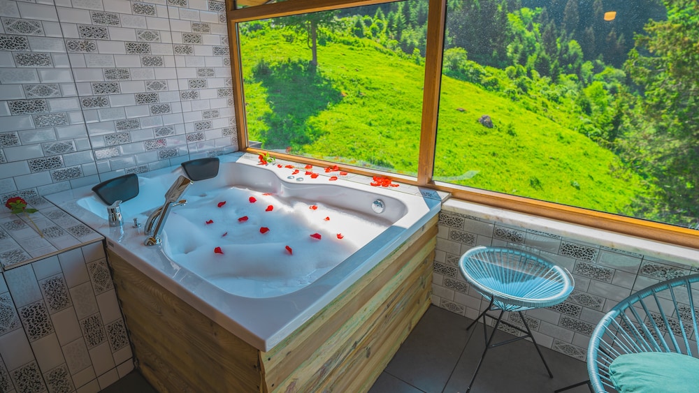 Royal Room, Jetted Tub, Lake View