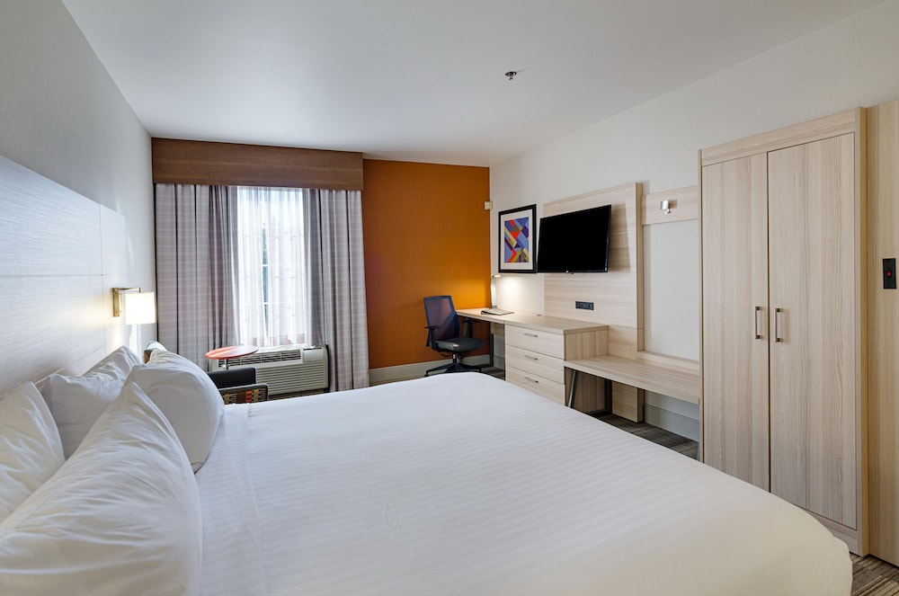 Standard Room, 1 King Bed, Accessible (Comm, Mobil, Accessible Tub) - Photo 1