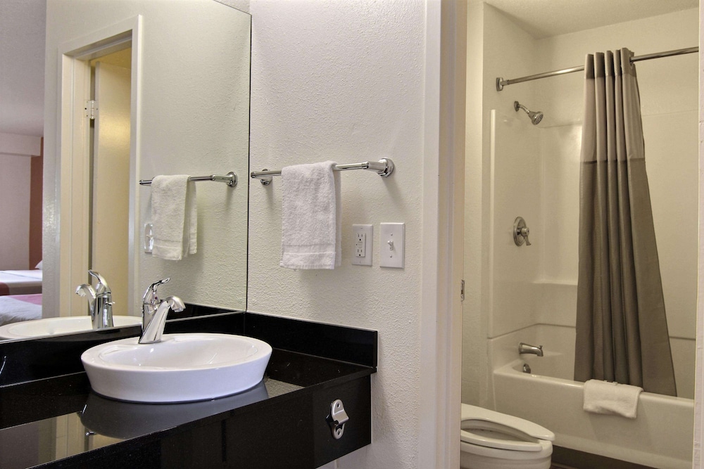 Deluxe Room, 2 Double Beds, Non Smoking, Refrigerator & Microwave photo 3