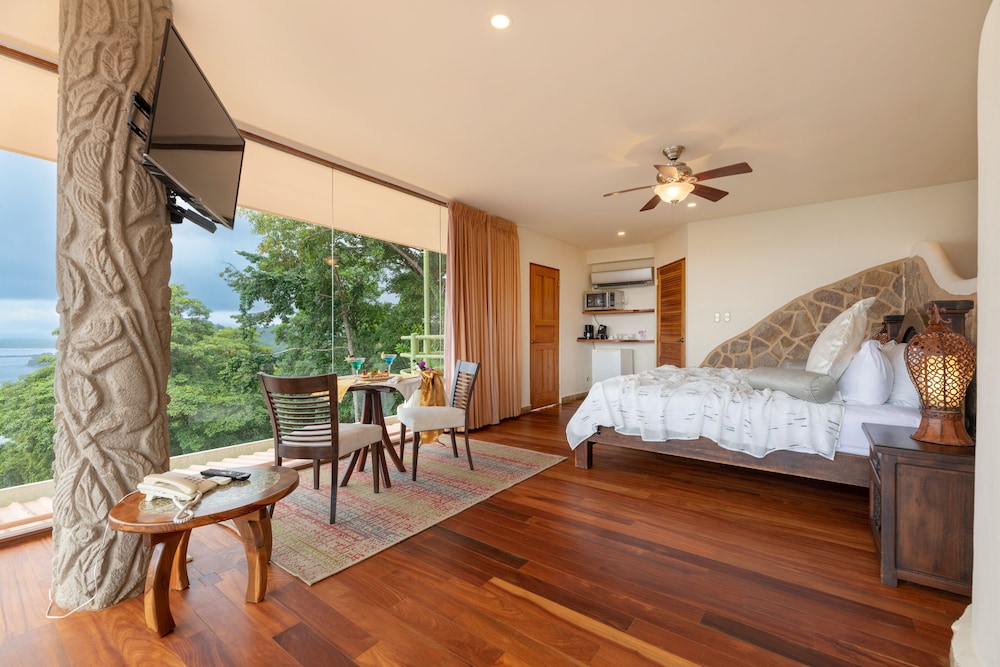 Vista Suite with Panoramic Ocean View - Photo 4