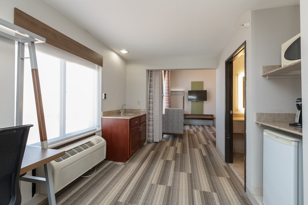 Suite, 1 King Bed - Photo 13