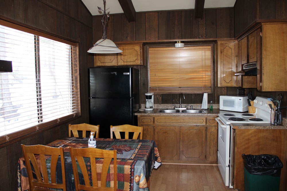 Family Cabin #2, 2 Bedrooms, 2 Queen Beds