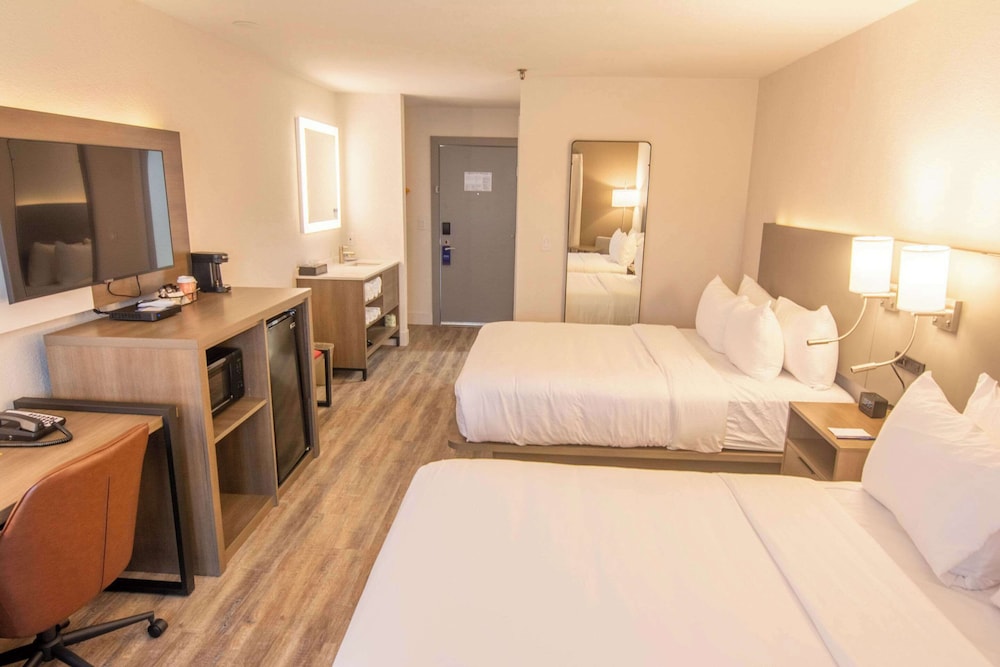 Standard Room, 2 Queen Beds, Non Smoking - Photo 8