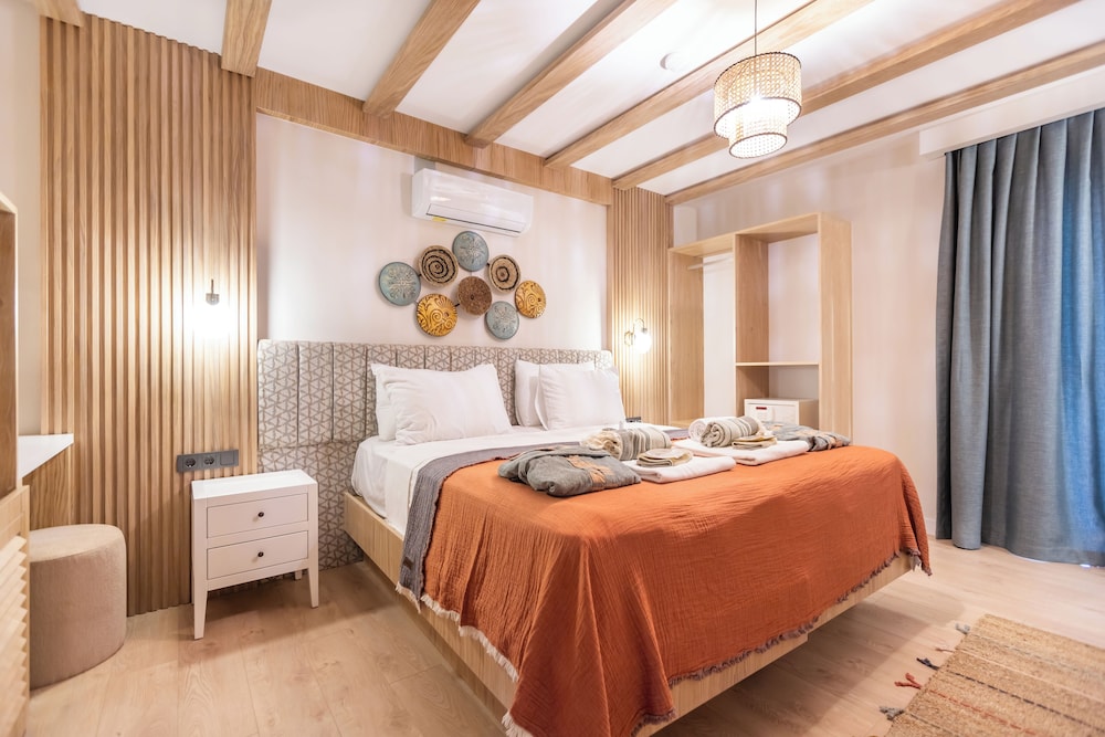 Deluxe Double Room, 1 Queen Bed, Jetted Tub, Courtyard View