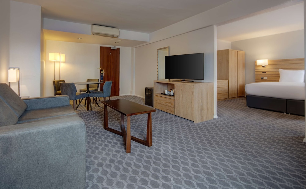 Suite, 1 King Bed - Photo 2