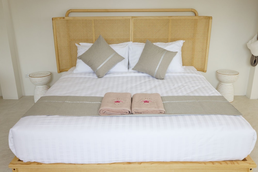 Deluxe Suite, 1 King Bed, Beach View