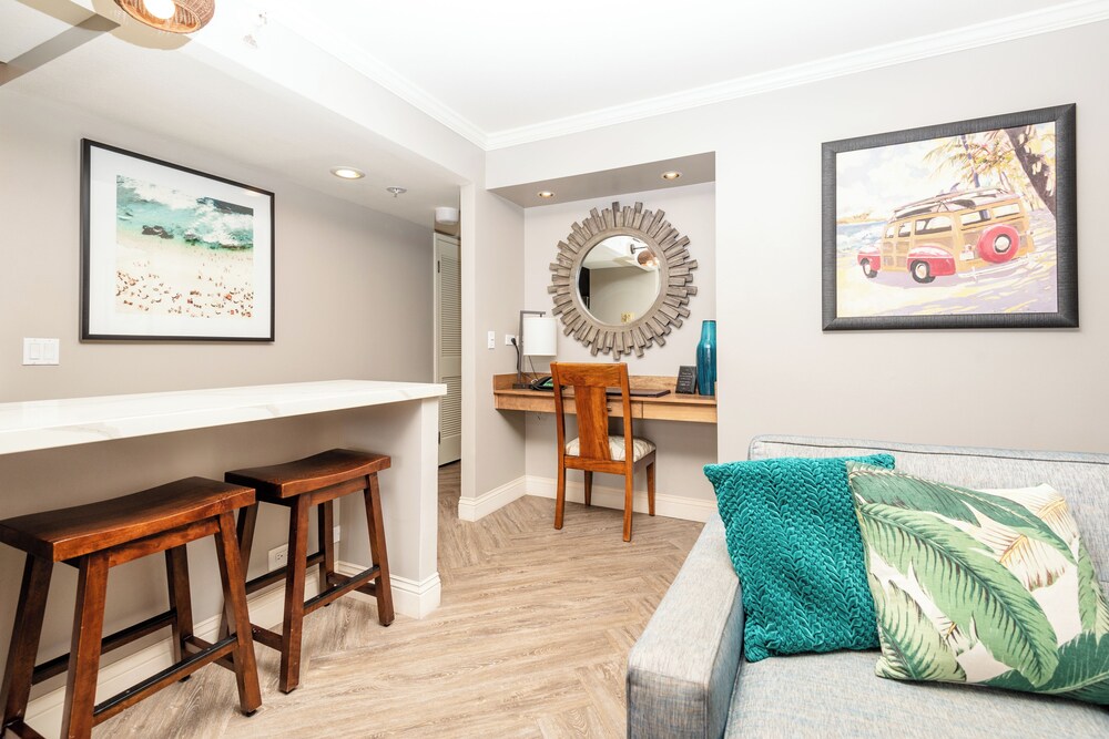 Aston Waikiki Beach Tower: Deluxe Condo, Lanai, Ocean View photo