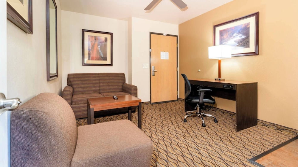 Suite, 1 Bedroom - Photo 3
