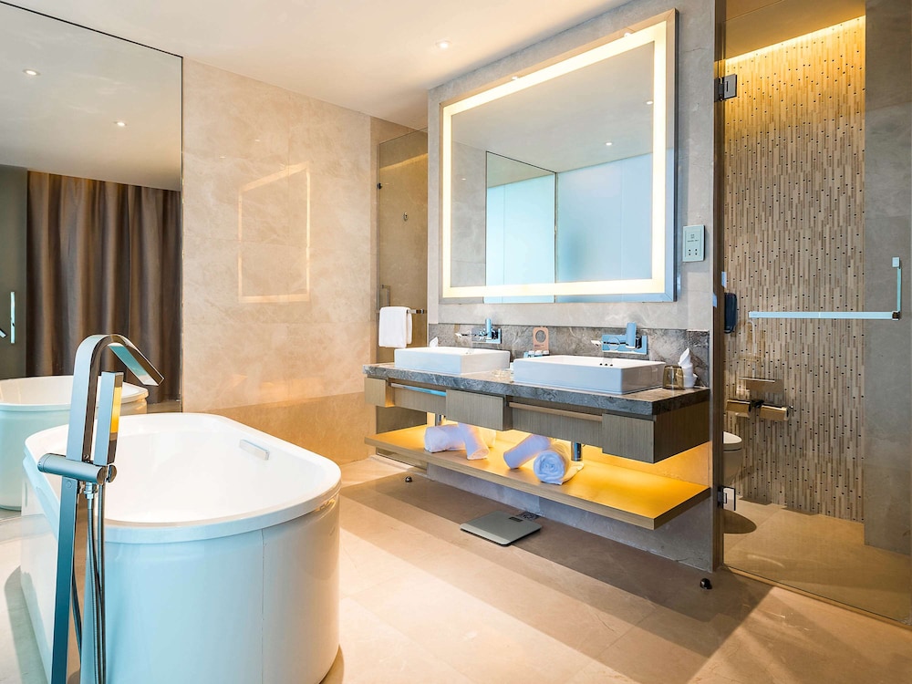 Deluxe Suite, 1 King Bed thumbnail 6