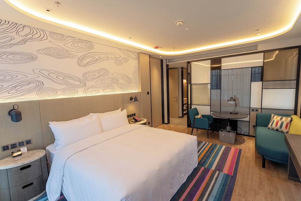 Room, 1 King Bed, City View (Breezy) photo 3