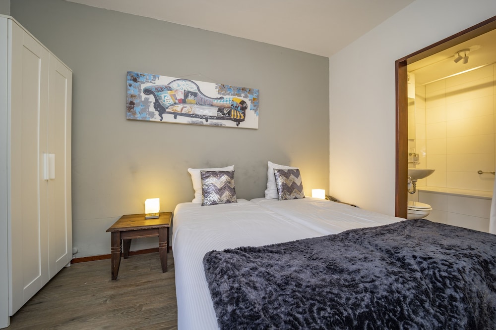 Budget small double room photo 2