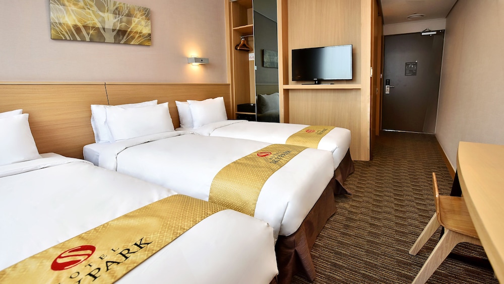 [Rta K-Ramyun Pkg (Free)] Triple Room (Room+ One-Time Coupon For Free Ramen (By Number Of Pax))