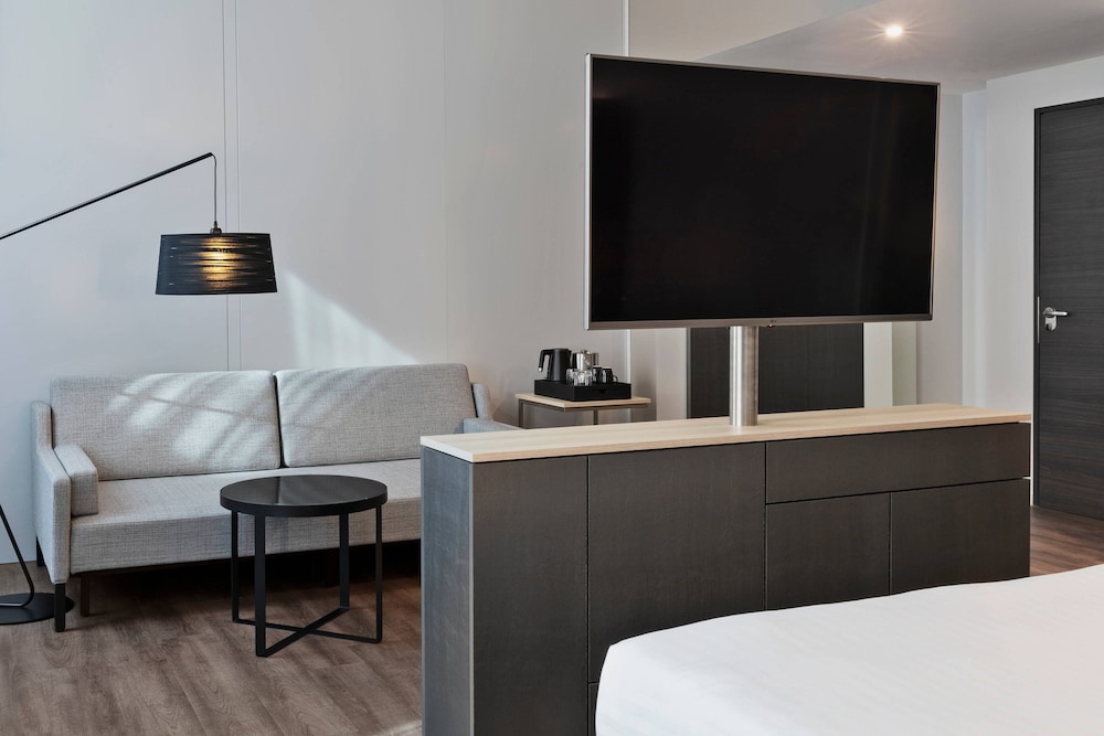 Junior Suite, 1 King Bed with Sofa bed - Photo 3