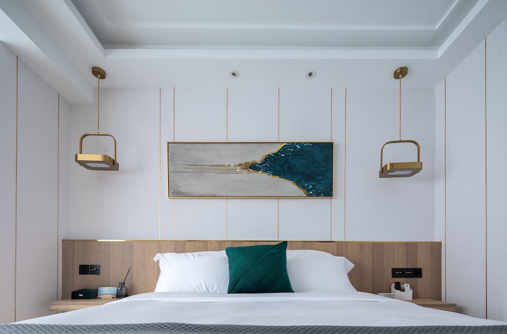 Premium Double Room, 1 Queen Bed, Courtyard View