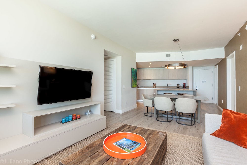Condo, 2 Bedrooms, Ocean View (1704) photo 2