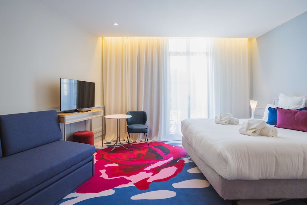Executive Room, 1 King Bed, Non Smoking (with Single Sofabed) - Photo 3