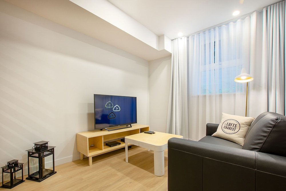 Loft, 1 Queen Bed, Half-Basement (LC101)