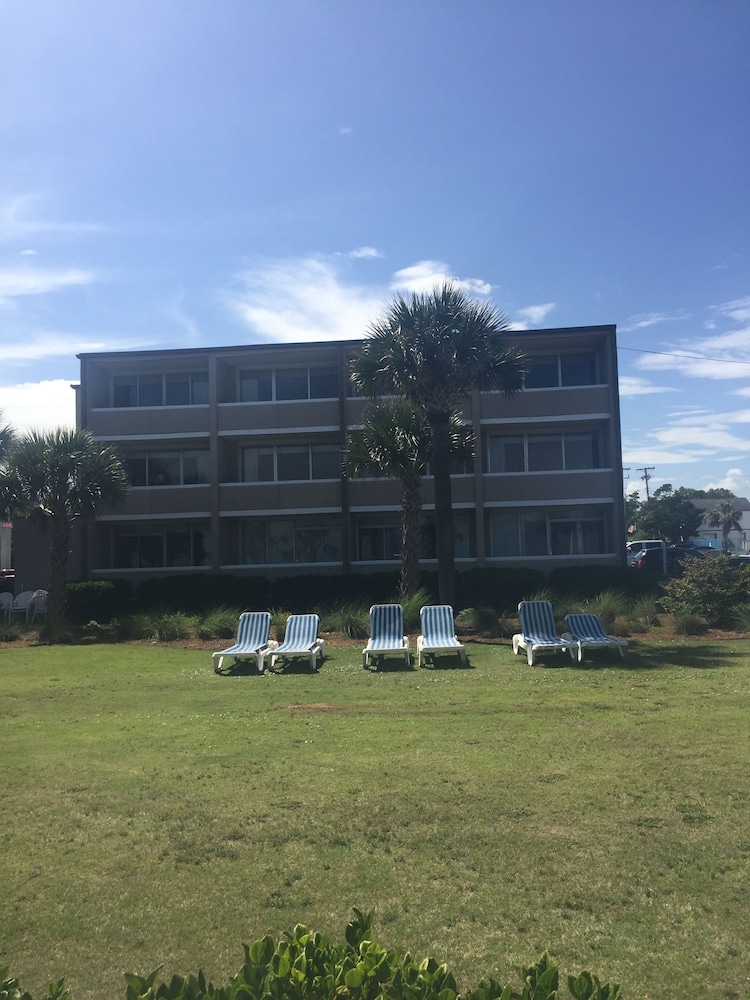 Basic Room, 1 King Bed, Ocean View (3 story walk up) photo 3