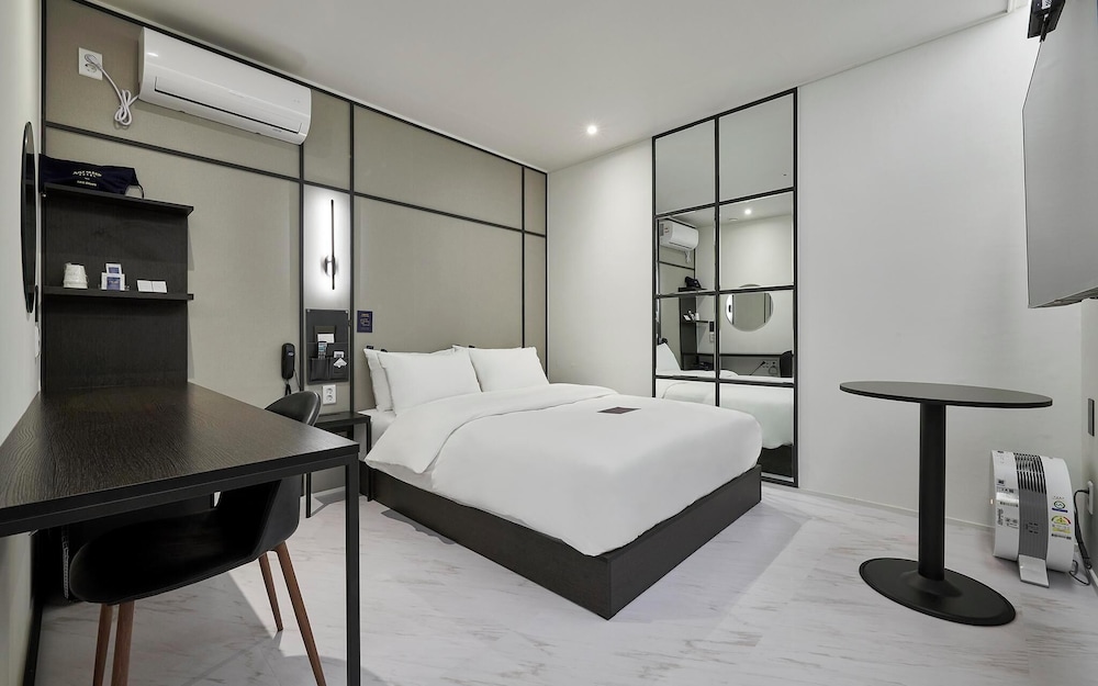 Room (Economy (Windowless Wave Netflix avai) photo 2