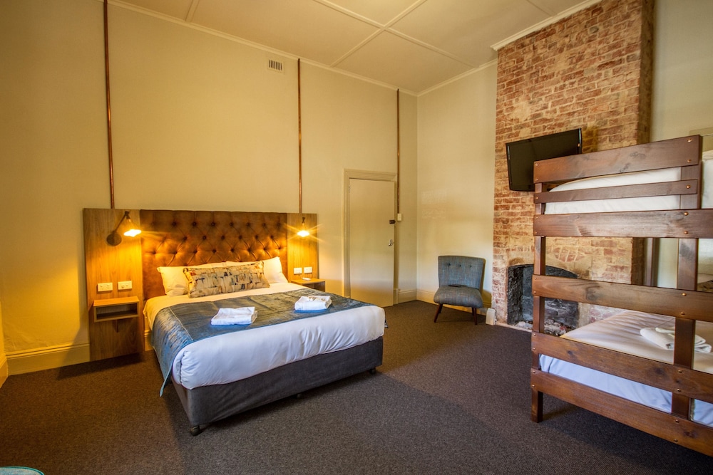 Family Room (1 Queen & 1 Bunk)